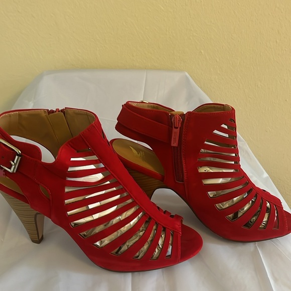 Red sandals - Picture 2 of 7